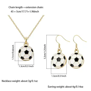 Gedetailleerd weergave van de voetbal hanger ketting en oorbellen met afmetingen en gewicht.