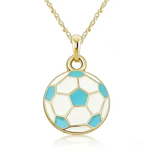 Gedetailleerd uitzicht van gouden voetbal hanger ketting met blauw-witte emaille.