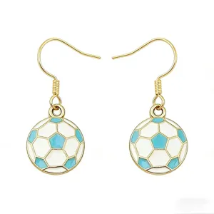 Close-up detailopname van blauw-witte voetbal hanger oorbellen, leuke sport sieraden.