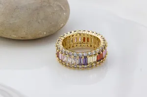 Vista detallada del anillo de circonita cúbica multicolor chapado en oro 18k de mujer.