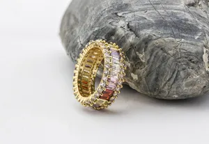 Primer plano del anillo eternity chapado en oro de 18K con circonitas multicolores brillantes.