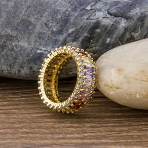 Exquisito anillo eternity de circonita cúbica multicolor bañado en oro de 18K, joya de lujo.