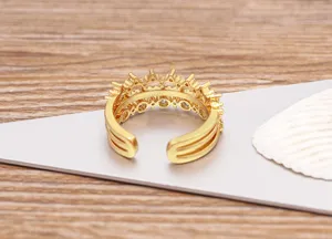 Nahaufnahme des mehrschichtigen geometrischen Offenen Rings mit funkelnden Zirkoniasteinen.