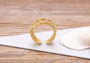 Ex Detailaufnahme des mehrschichtigen geometrischen offenen Rings glitzernder Zirkon.