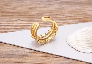Nahaufnahme des mehrschichtigen geometrischen offenen Zirkonrings mit funkelnden Steinen.