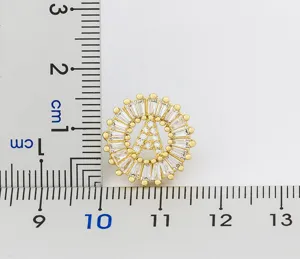 Pendientes de tuerca letra A de latón bañado en oro con circonitas cúbicas brillantes finas.