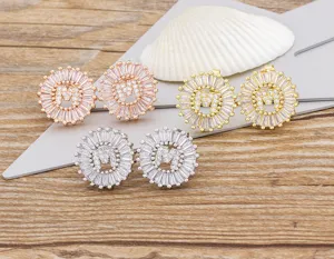 Elegantes pendientes de botón con letra M de circonita micro pavé oro, plata y rosado.