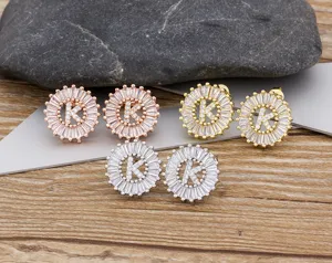 Pendientes de tuerca con letra K de cobre bañado en oro 18k con circonitas micro.