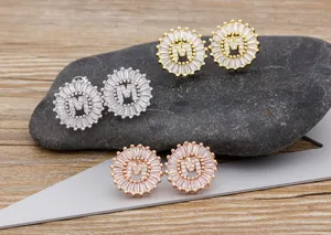 Pendientes de botón con inicial letra M de circonita cúbica en oro plata y oro rosa