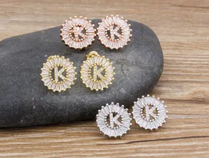 Pendientes de tuerca con letra K y circonita cúbica chapados en oro elegante.