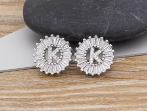 Pendientes de tuerca con letra K de circonita cúbica baguette, joyería de alfabeto moderno.
