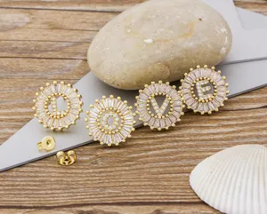 Pendientes de tuerca con circonita de 26 letras del alfabeto chapados en oro para mujer moda