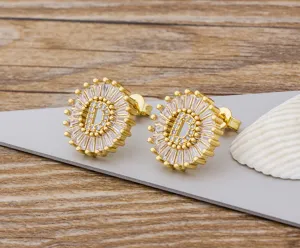 Pendientes de tuerca con letra D chapados en oro y circonitas cúbicas microengastadas.
