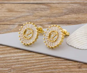 Hermosos pendientes de tuerca con letra Z enchapados en oro de 18k con circonitas.