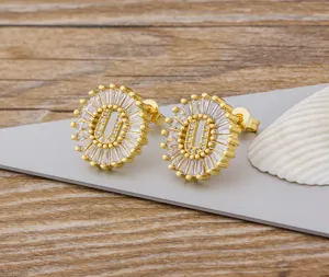 Elegantes pendientes de botón con letra U chapados en oro 18k y circonitas micro-incrustadas.