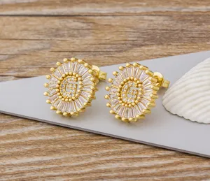 Pendientes de tuerca letra G chapados en oro con circonitas cúbicas brillantes sol.