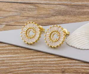 Pendientes de tuerca con letra C de latón bañado en oro circonita, joyería de moda.
