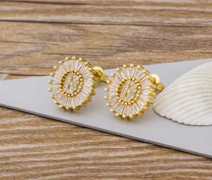 Elegantes pendientes de botón con letra B chapados en oro de 18k y circonitas cúbicas.