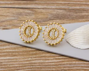 Pendientes de tuerca con letra inicial I de latón bañado en oro con circonitas.