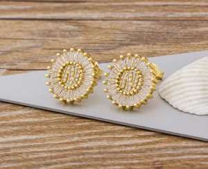 Pendientes de tuerca con letra N chapados en oro con detalles de circonita microengastada.