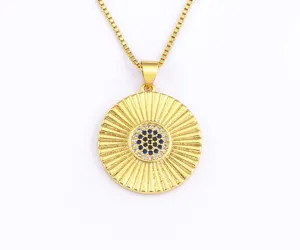 Goldene Sonnenstrahl Anhänger Halskette Detailaufnahme mit funkelnden blauen Zirkonias.