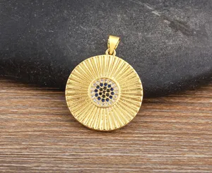 Nahaufnahme des runden goldenen Sonnenstrahl-Anhängers mit blauen und weißen Zirkoniasteinen.