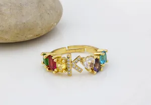 Dettaglio dell'anello con lettera placcato in oro con pietre di zirconio colorate e regolabile.