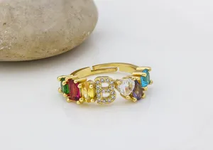 Vista dettagliata dell'anello con lettera B placcato oro 18k e zirconi multicolori.