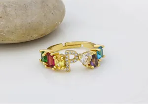 anello in rame placcato oro 18k con lettera iniziale p e pietre di zircone colorate.