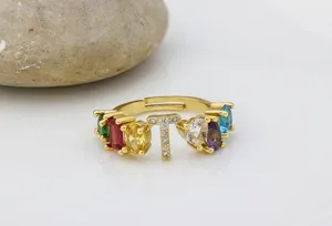Elegante anello in rame placcato oro 18K lettera T con zirconi cubici colorati.