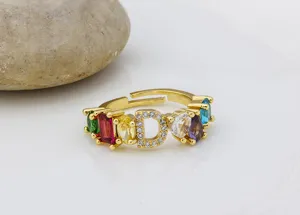 Primo piano dettagliato dell'anello con lettera D placcato oro e zirconi multicolore.