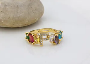 Vista dettagliata dell anello regolabile placcato oro 18k con lettera F e zirconi colorati.