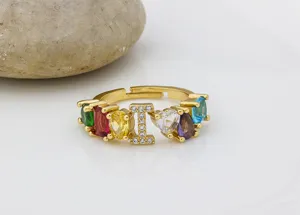 Anello con lettere in zircone multicolore placcato oro 18K, vista dettagliata regolabile.