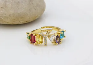 Vista dettagliata dell'anello aperto placcato oro 18K con zirconi colorati e lettera Y.