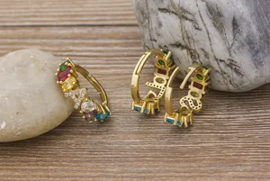 Anello con lettere in zircone colorato in ottone placcato oro, stile moda europeo e americano.