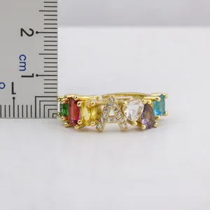 Anello in rame placcato oro con pietre zirconi cubici multicolori e lettera A da donna