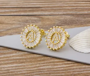 Pendientes de tuerca con letra A chapados en oro con circonitas brillantes para mujeres.