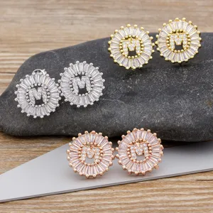 Pendientes de botón letra M circonita oro plata oro rosa micro pavé piedra baguette sol