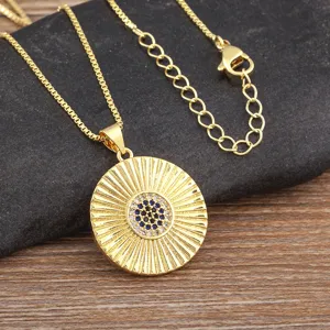 Vergoldete Halskette mit rundem Anhänger und bunten Zirkonia Steinen minimalistischer Schmuck.