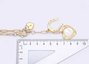 Collana placcata oro 18K con ciondolo a cuore in madreperla naturale e design retro.