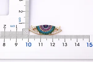Gros plan du connecteur œil maléfique en zircone colorée avec une belle finition dorée.