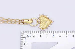 Vista dettagliata della collana con ciondolo a mano zircone cuore in oro 18K con scala.