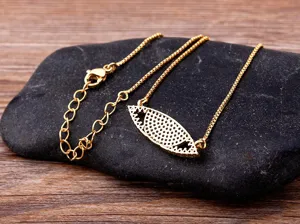 Gros plan détaillé du magnifique collier œil grec doré avec pendentif en zircone cubique.