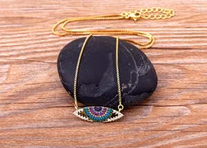 Détail du collier pendentif mauvais œil, pierres de zircone multicolores, chaîne plaquée or.