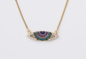 Vue détaillée du collier pendentif œil maléfique exquis avec des zircones multicolores étincelantes.