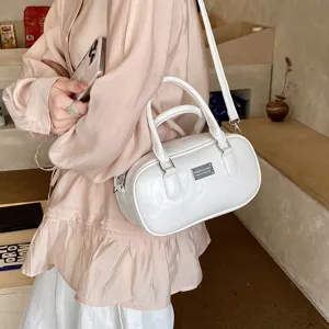 Vue détaillée d'un sac à main Boston blanc tendance avec poignées et bandoulière, look quotidien.