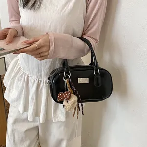 Sac boston noir brillant pour femme avec pendentif d'ours, élégant sac à main quotidien.