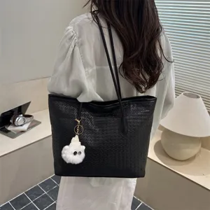 Retro gewebte schwarze Damentasche, lässige PU Leder Schultertasche mit süßem Plüschanhänger.