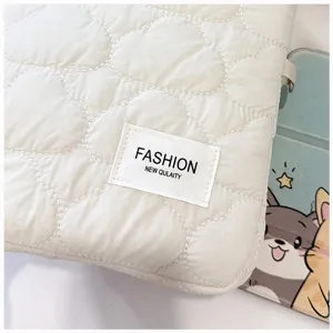 Primer plano detallado de la suave funda acolchada para tableta con bonito diseño de costura de nube.