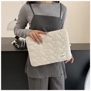 Detalle de funda para portátil acolchada de nube, bolsa de almacenamiento suave para uso diario.